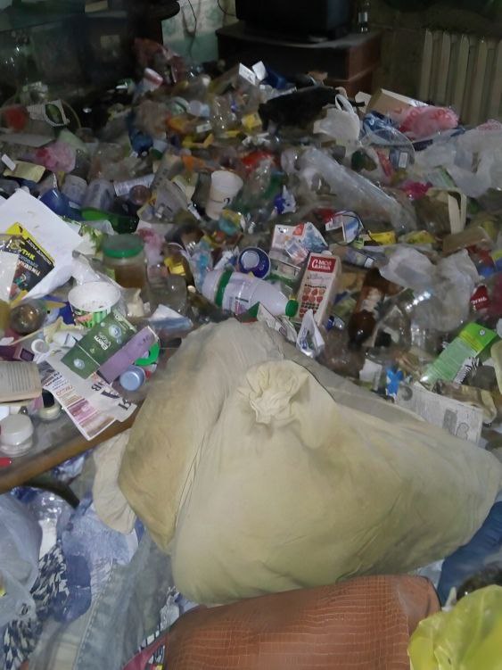 Белоруска превратила свою квартиру в свалку