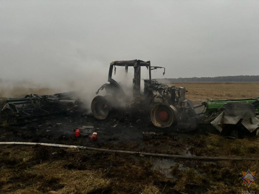 В Пружанском районе загорелся трактор