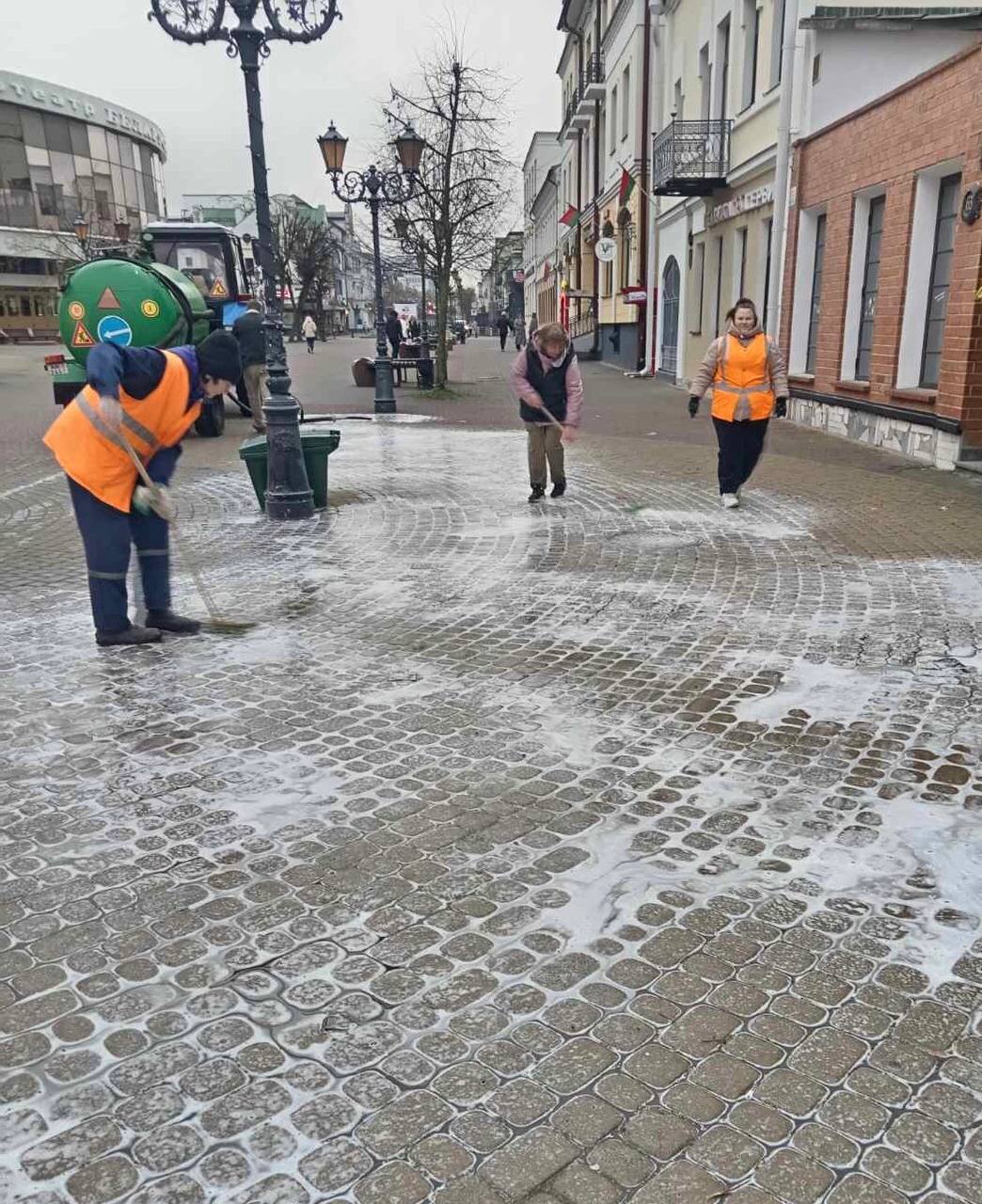 Брест становится чище: мойка тротуарной плитки на улице Советской