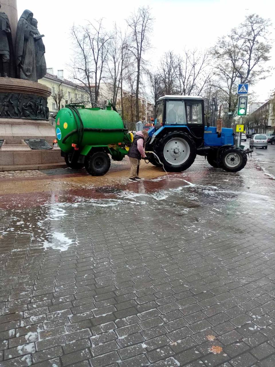 Брест становится чище: мойка тротуарной плитки на улице Советской