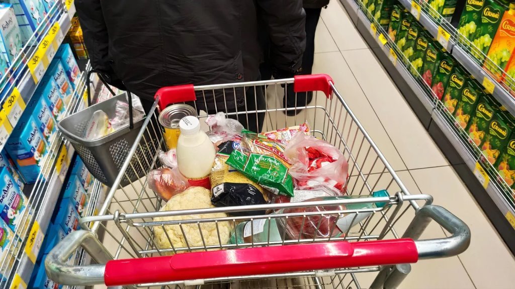 Кассир отказала в обслуживании покупателю сразу после закрытия: нормально ли это?