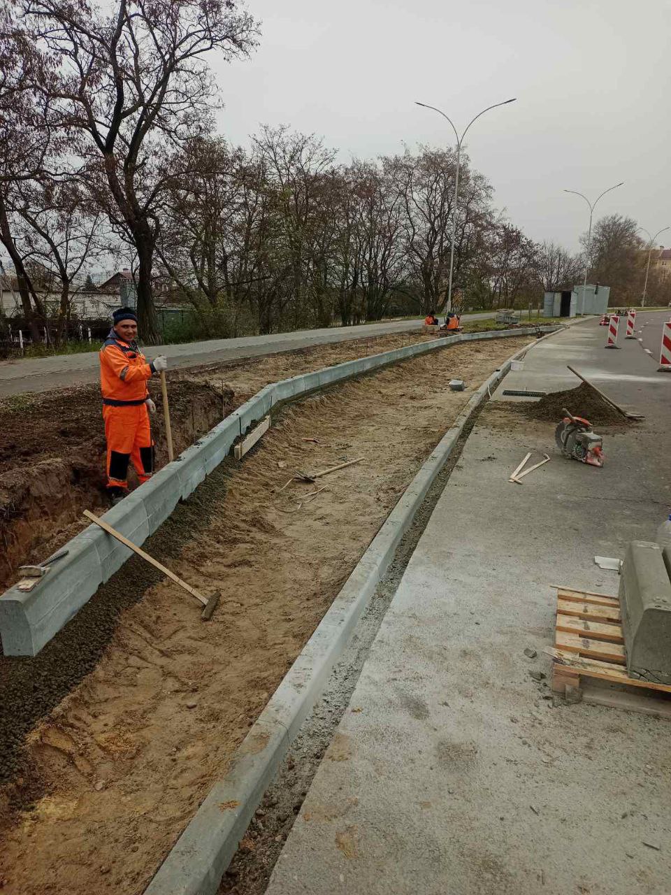 Обустройство остановки общественного транспорта на улице Екельчика в Бресте.