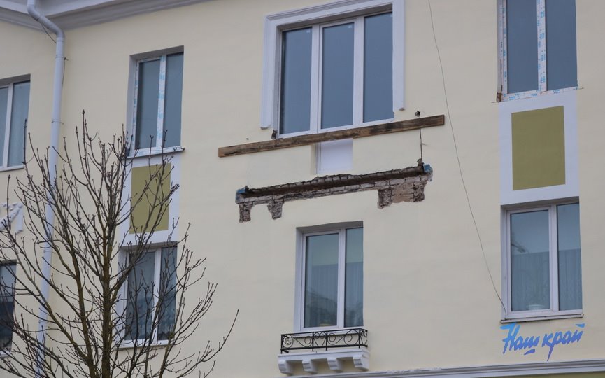 «Ремонт подходил к концу, и тут стали сбивать балконы». Что случилось с домом в Барановичах?