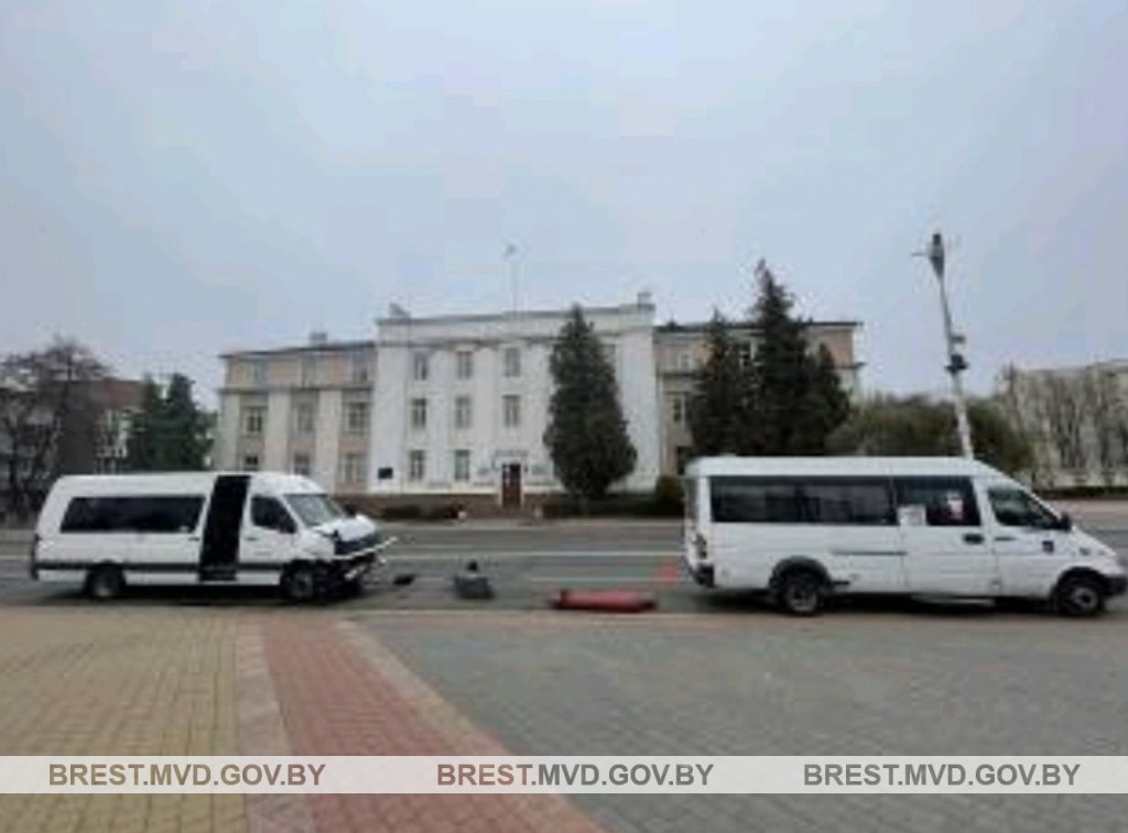 Микроавтобусы столкнулись на улице Ленина в Бресте