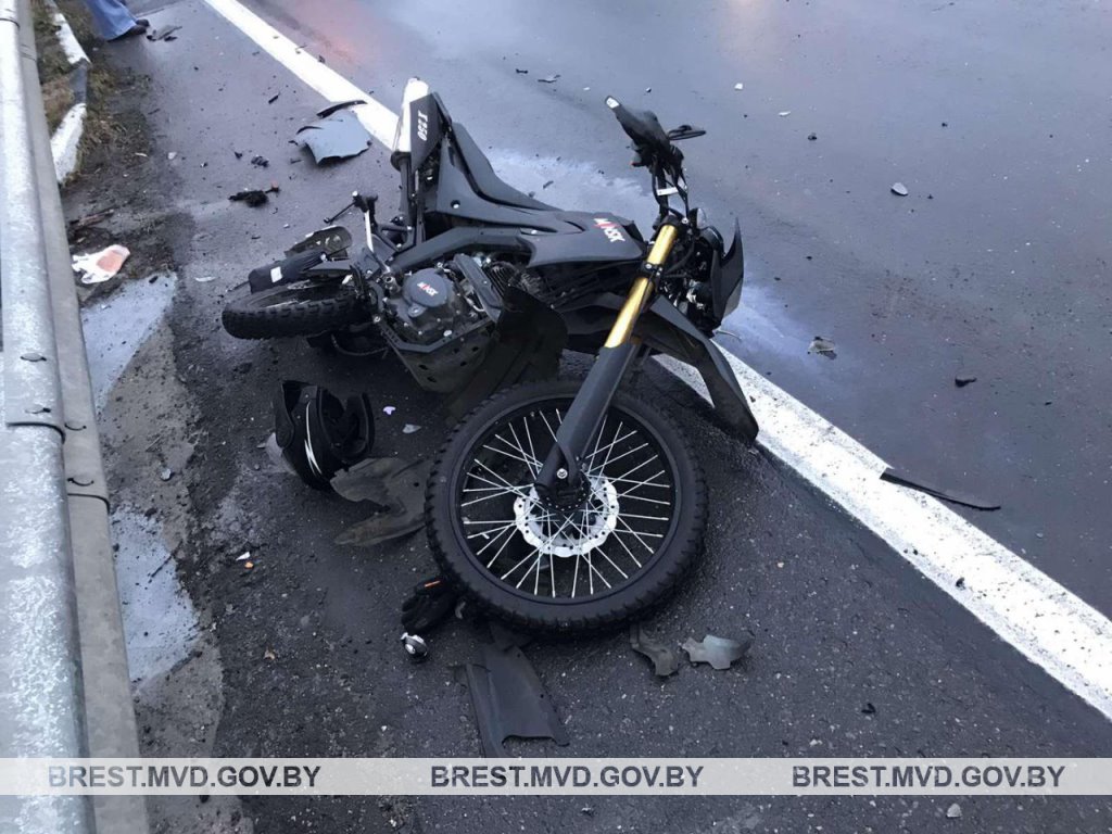 В Брестской области на М1 мотоциклист не справился с управлением. Вот к чему это привело