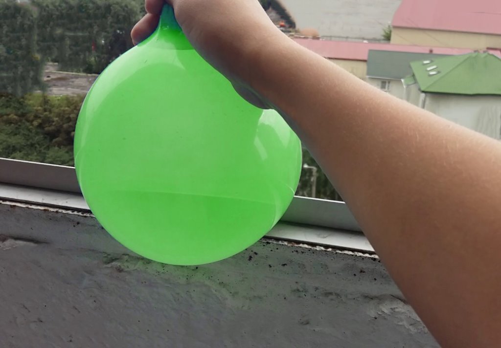 В Беларуси 20-летний студент бросал шары с водой с 13-го этажа. Вот к чему это привело