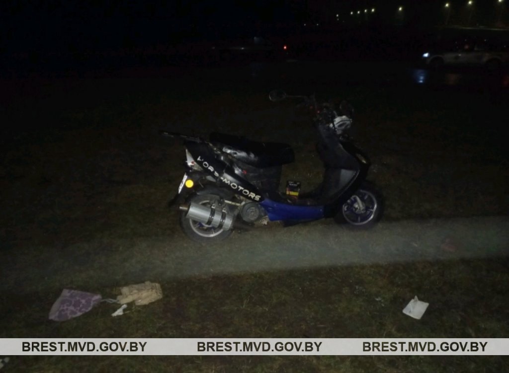 В Кобрине пьяный бесправник с пассажиром на мопеде врезался в бордюр
