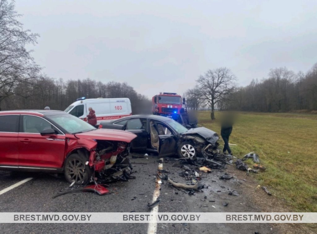 Lincoln и Audi столкнулись в Столинском районе — есть пострадавшие