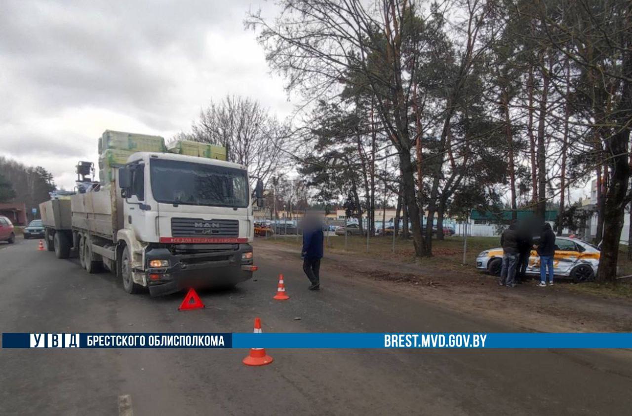 В Пинске столкнулись такси и грузовик