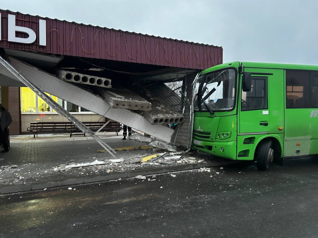 Автобус развалил автостанцию в Житковичах