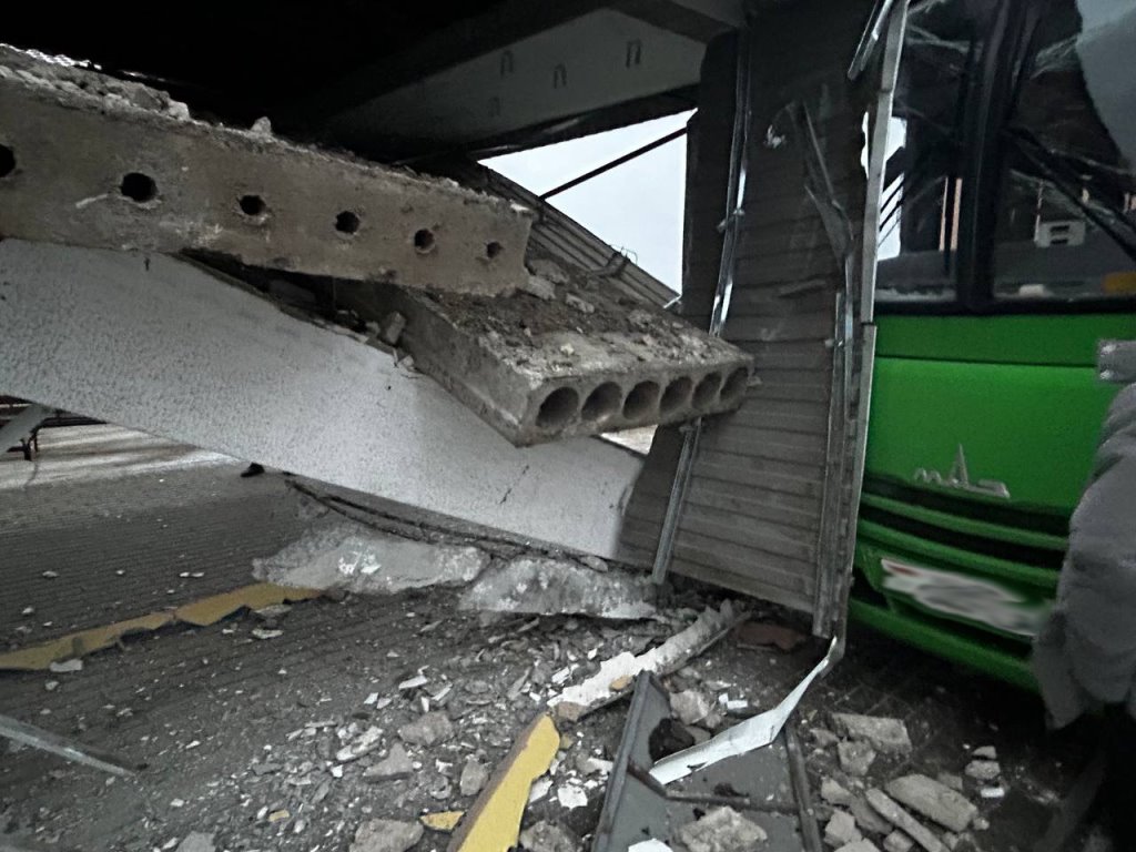 Автобус развалил автостанцию в Житковичах