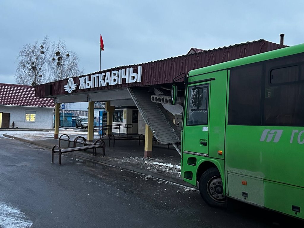 Автобус развалил автостанцию в Житковичах