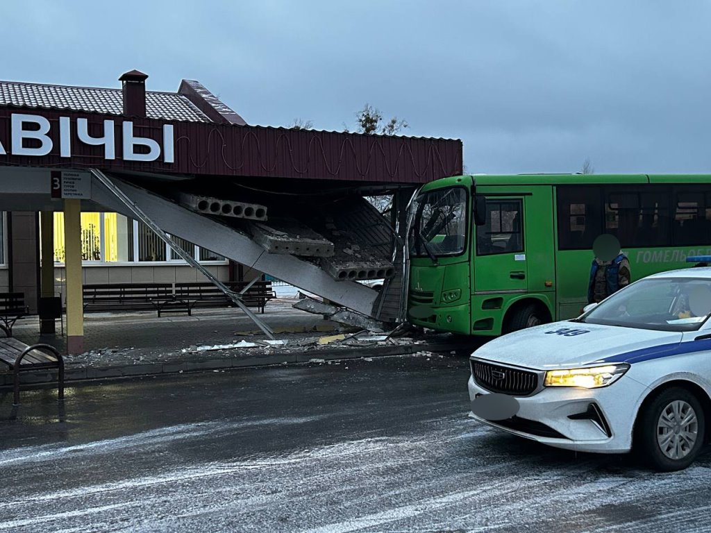 Автобус развалил автостанцию в Житковичах