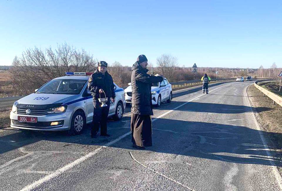 В Пинском районе освятили аварийный участок трассы 