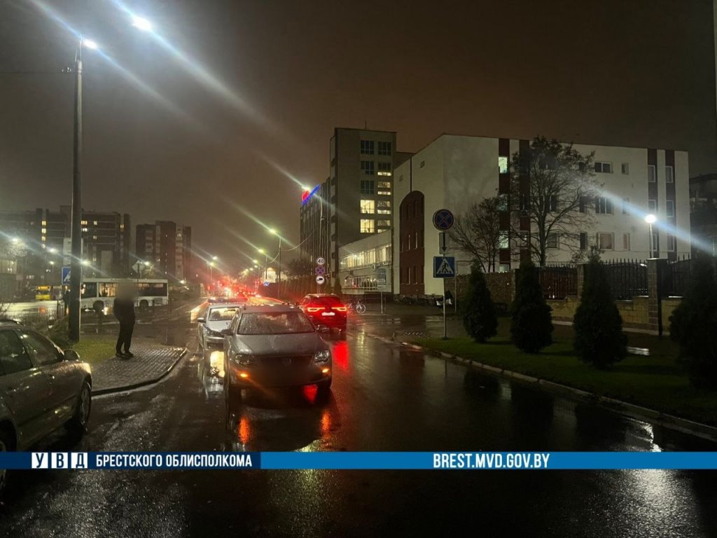 В Бресте автомобиль наехал на пешехода: мужчина госпитализирован