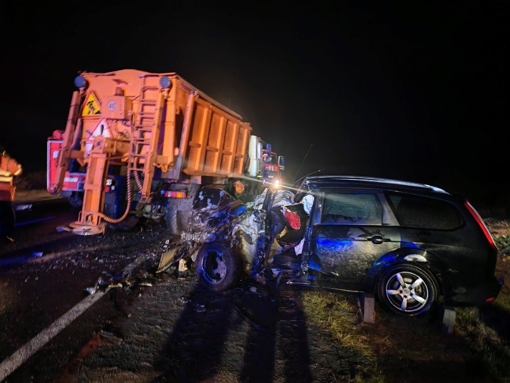 Жесткое ДТП произошло в Лунинецком районе — легковушка столкнулась с грузовиком