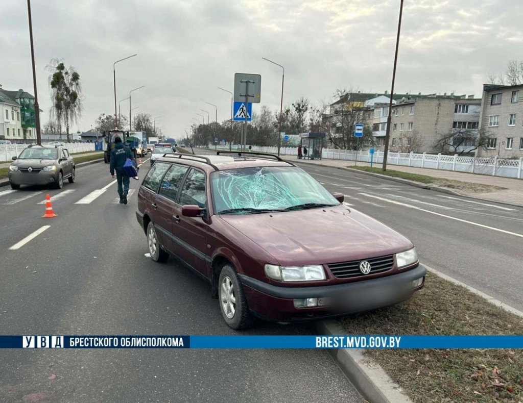В Бресте водитель Volkswagen сбил девушку на нерегулируемом переходе