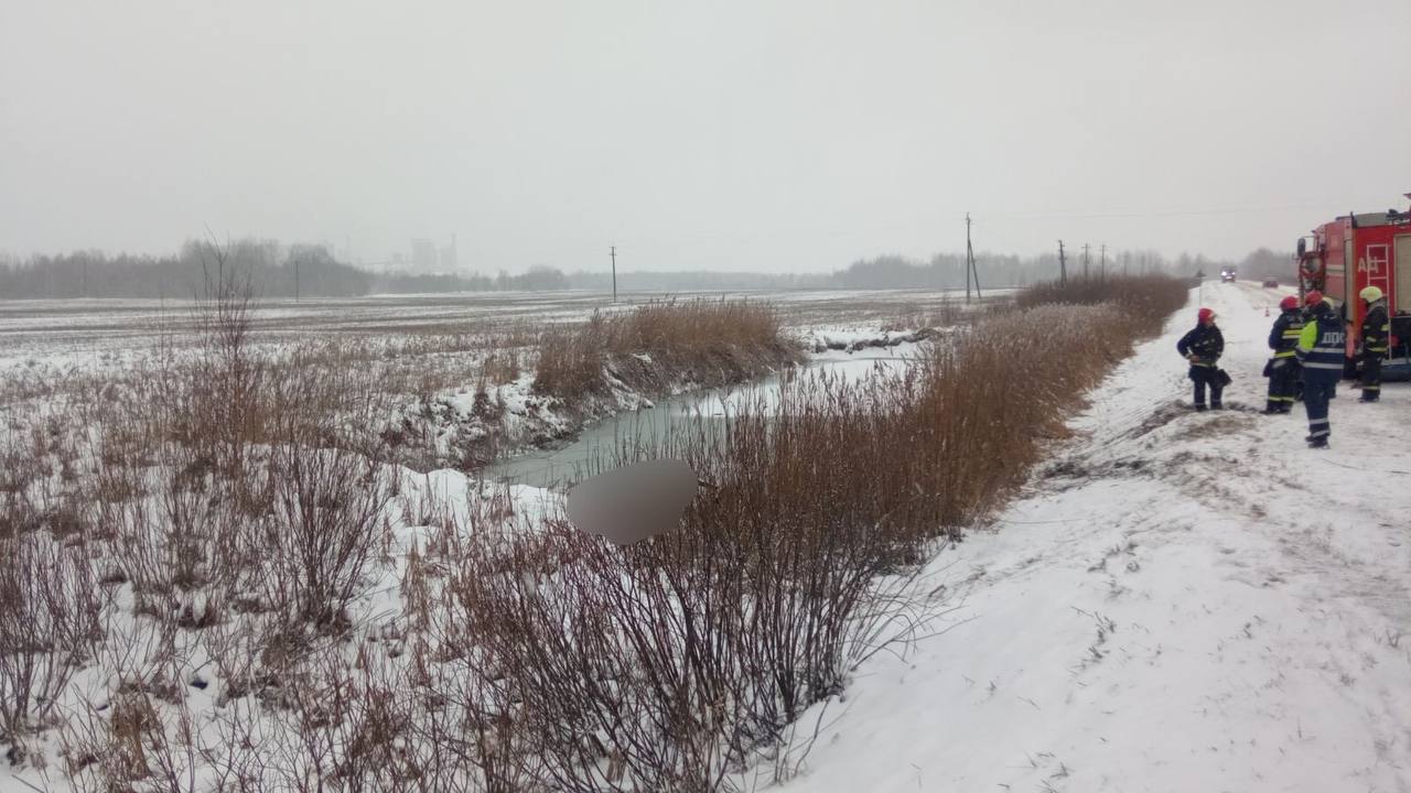 Автомобиль съехал в водоем: женщина утонула