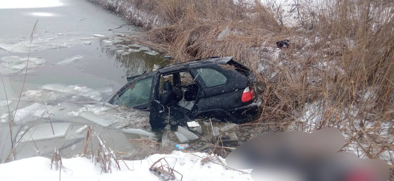 Автомобиль съехал в водоем: женщина утонула