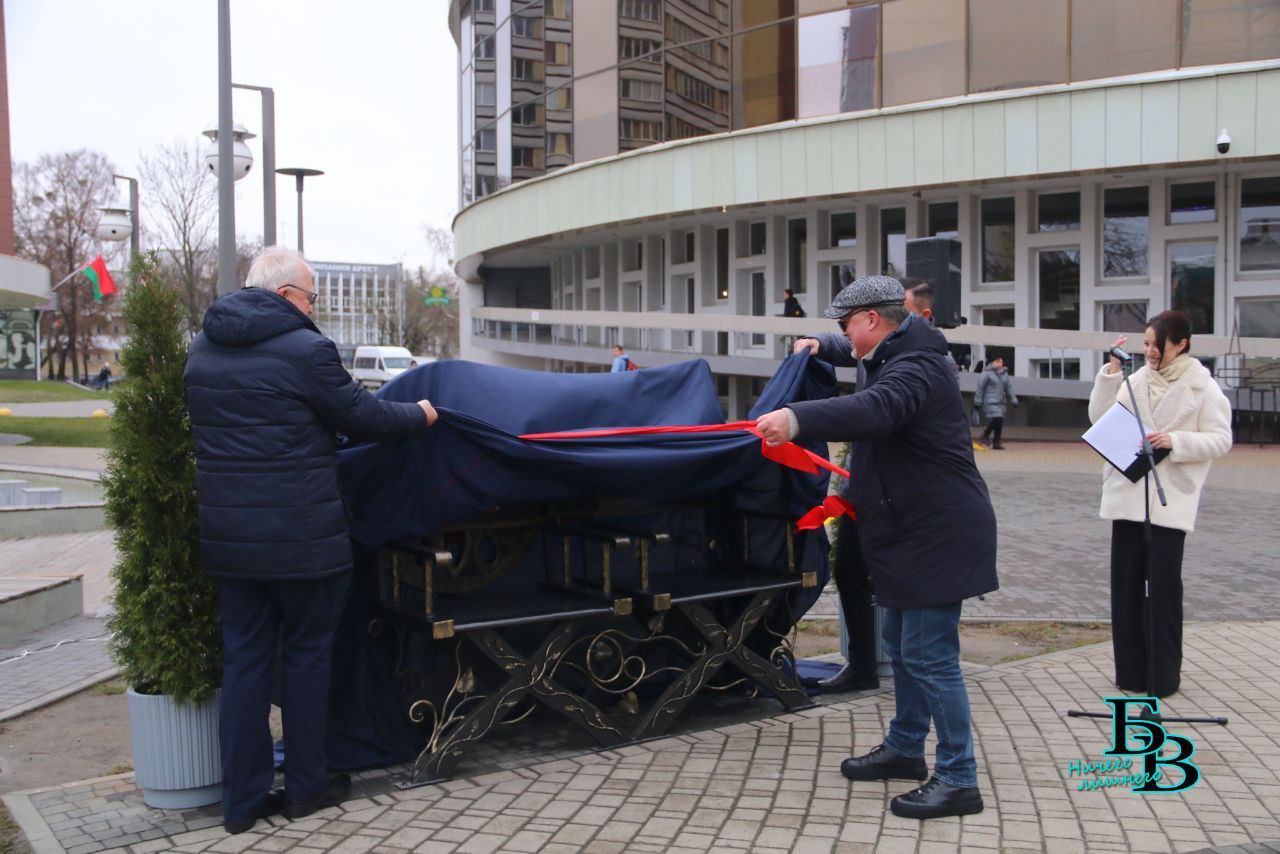 Необычная скамья появилась на Советской в Бресте