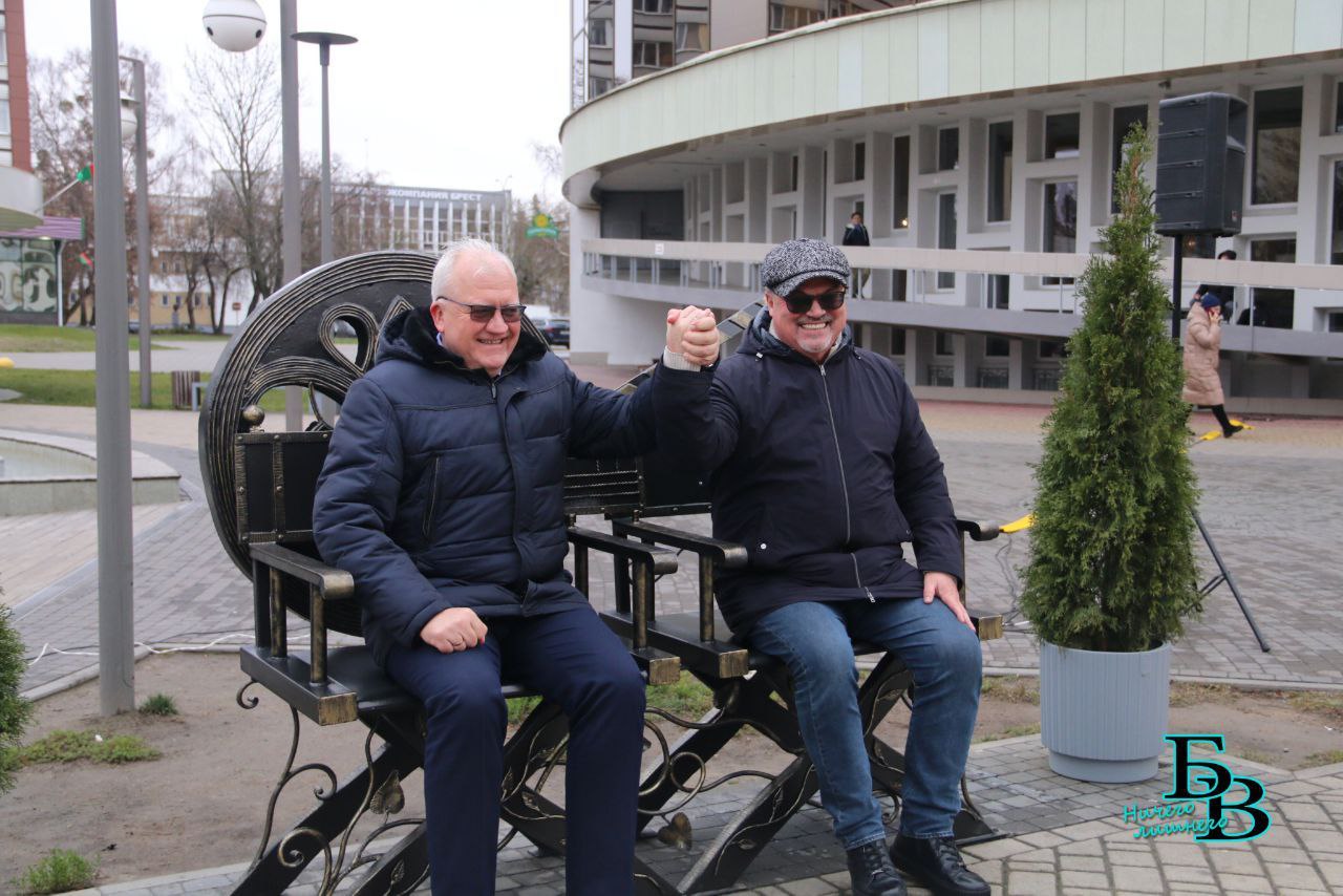 Необычная скамья появилась на Советской в Бресте