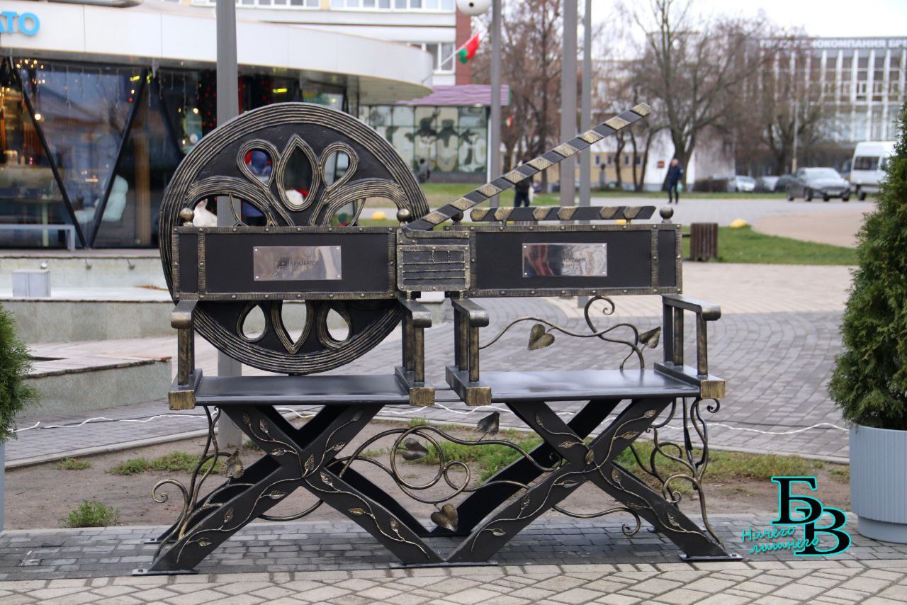 Необычная скамья появилась на Советской в Бресте