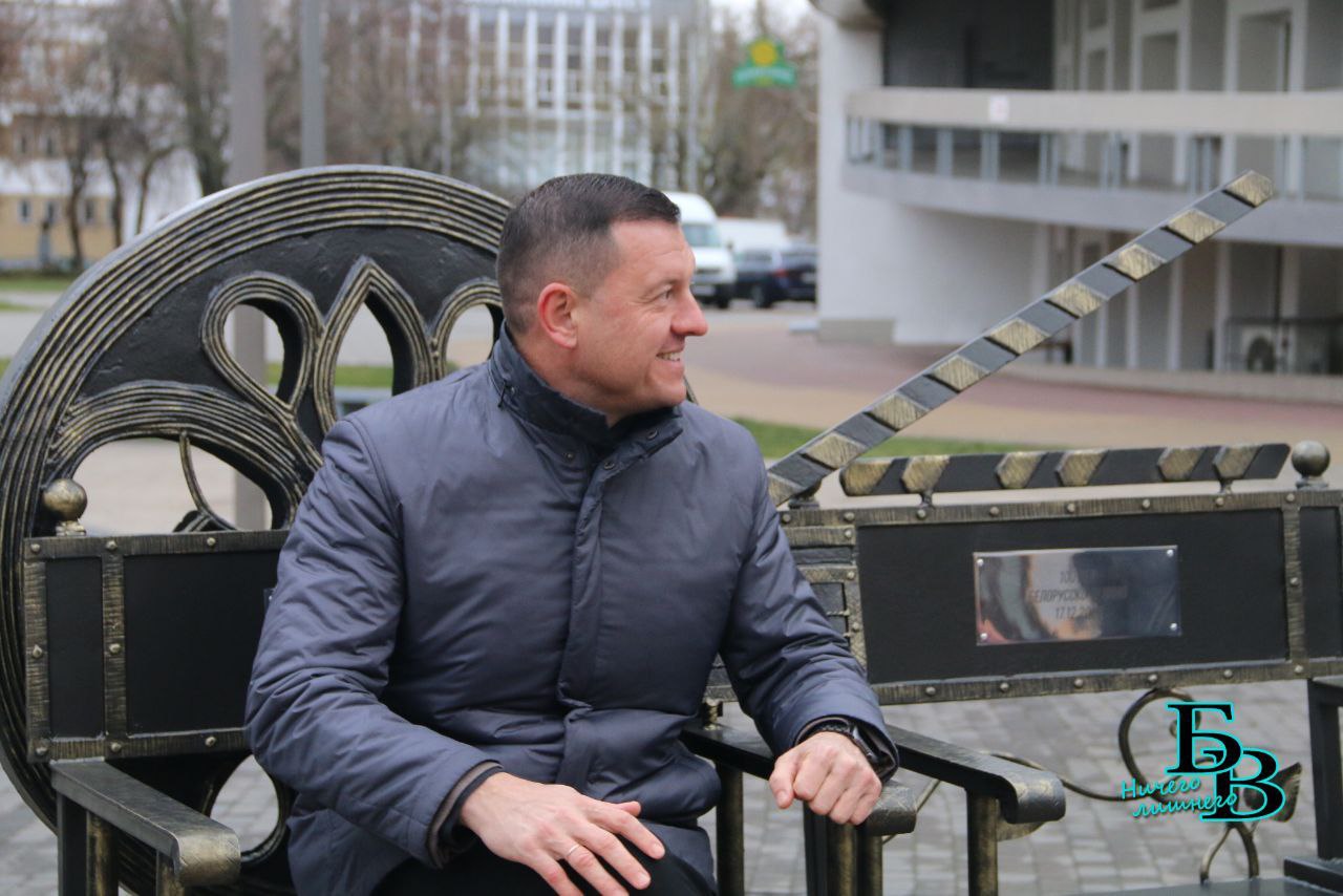 Необычная скамья появилась на Советской в Бресте