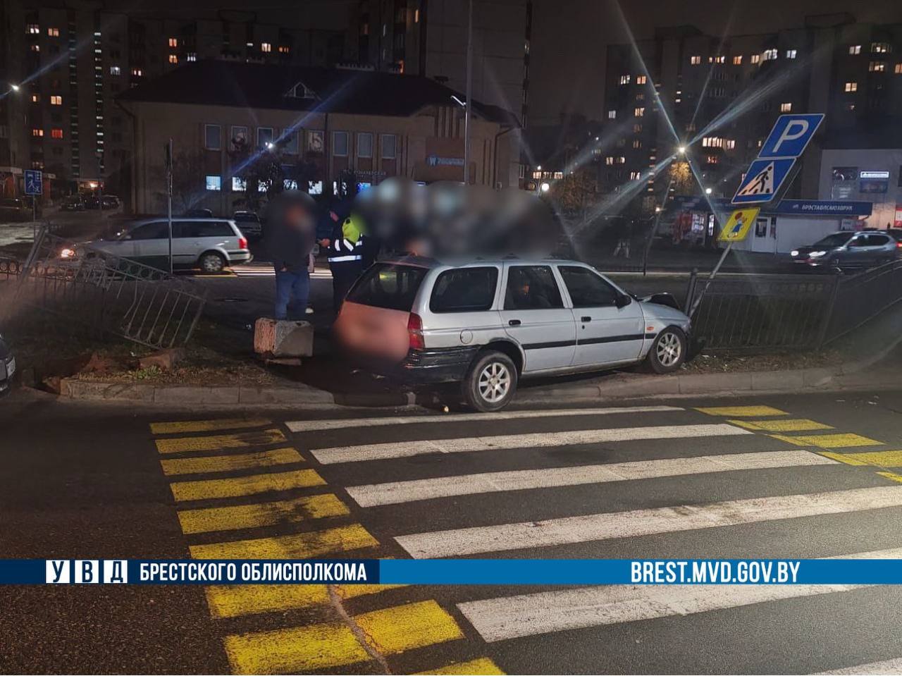 В Бресте пьяный водитель врезался забор и дорожный знак