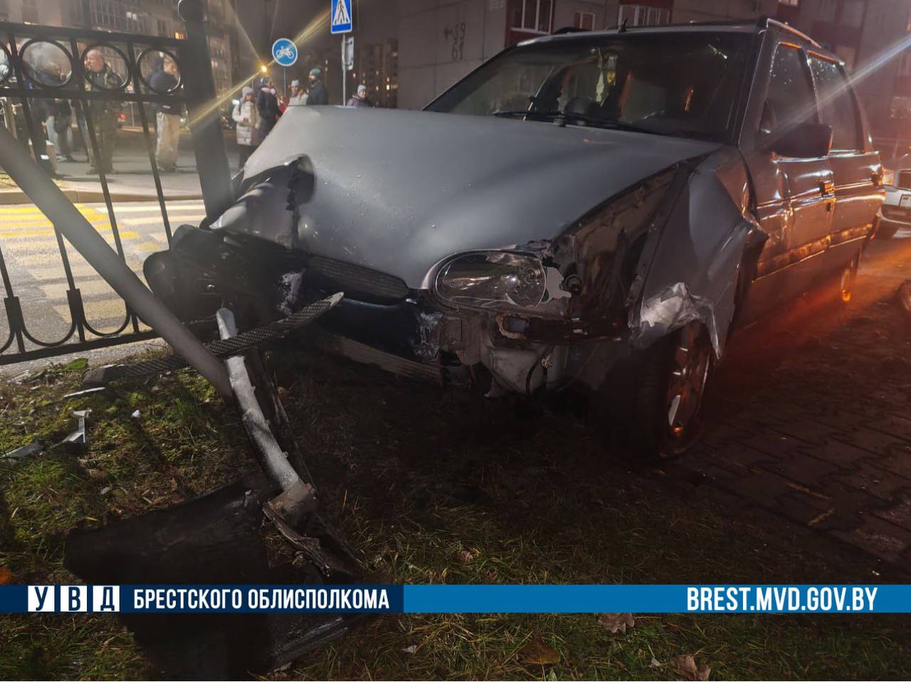 В Бресте пьяный водитель врезался забор и дорожный знак