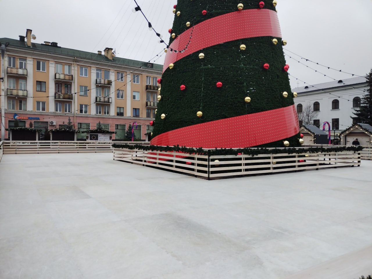 В Бресте на площади Ленина уже открыто катание на коньках.