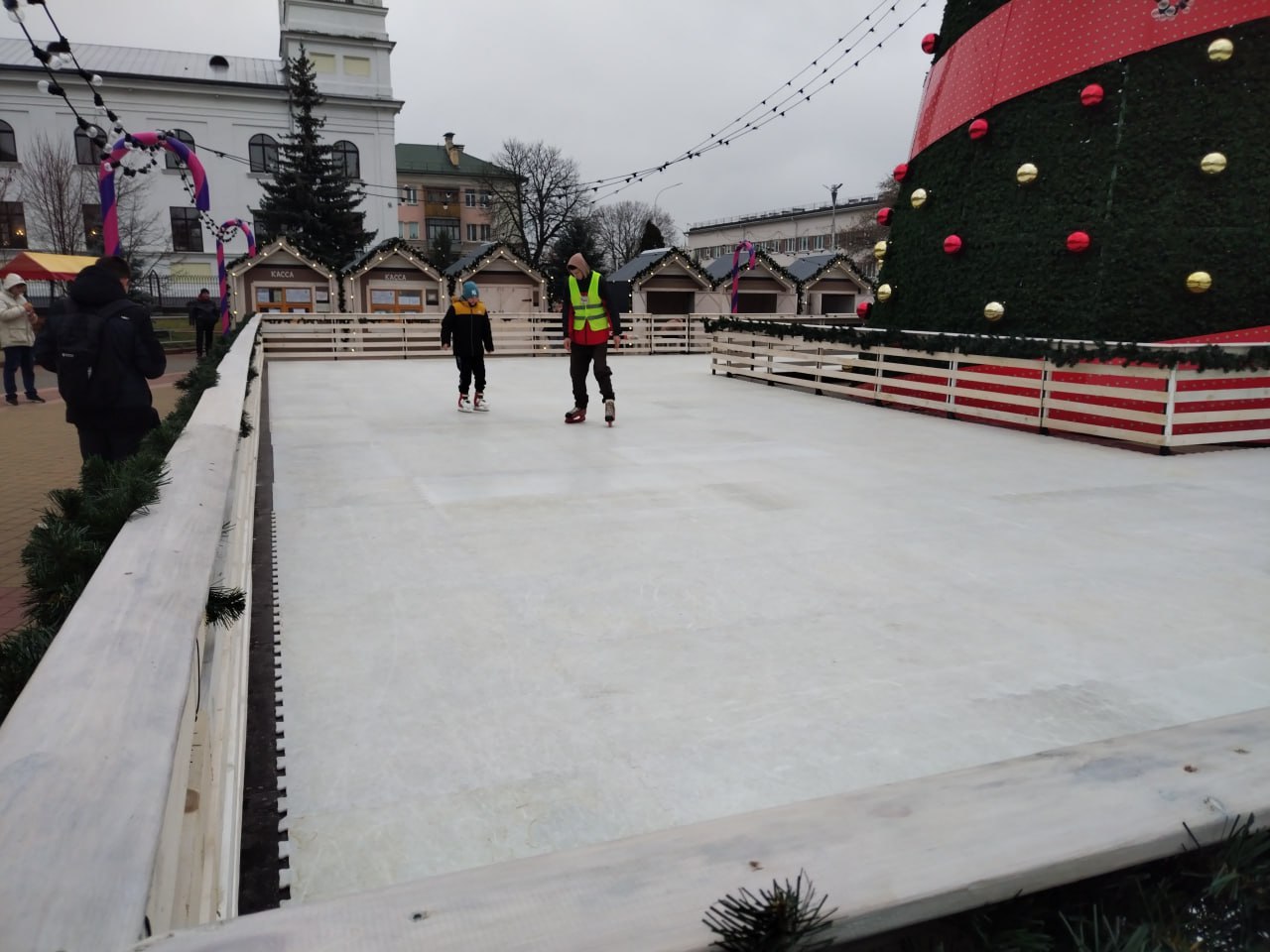 В Бресте на площади Ленина уже открыто катание на коньках.