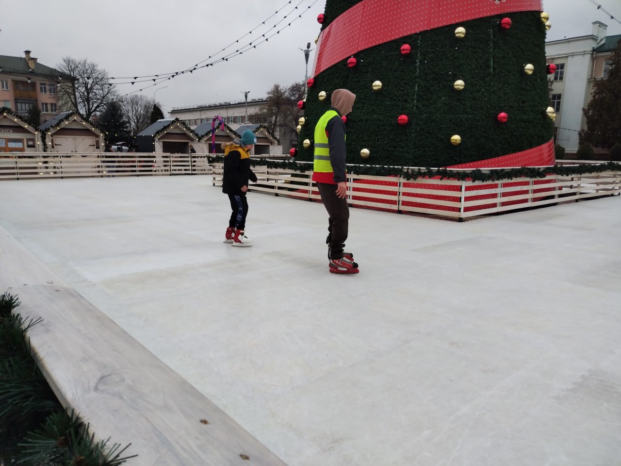 В Бресте на площади Ленина уже открыто катание на коньках.