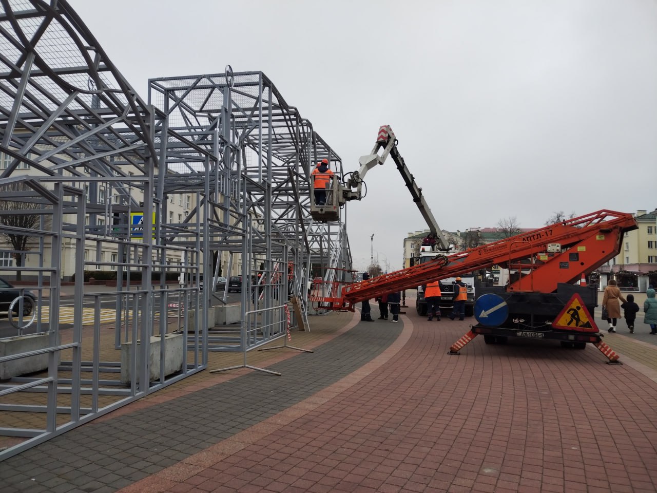 В Бресте на площади Ленина уже открыто катание на коньках.