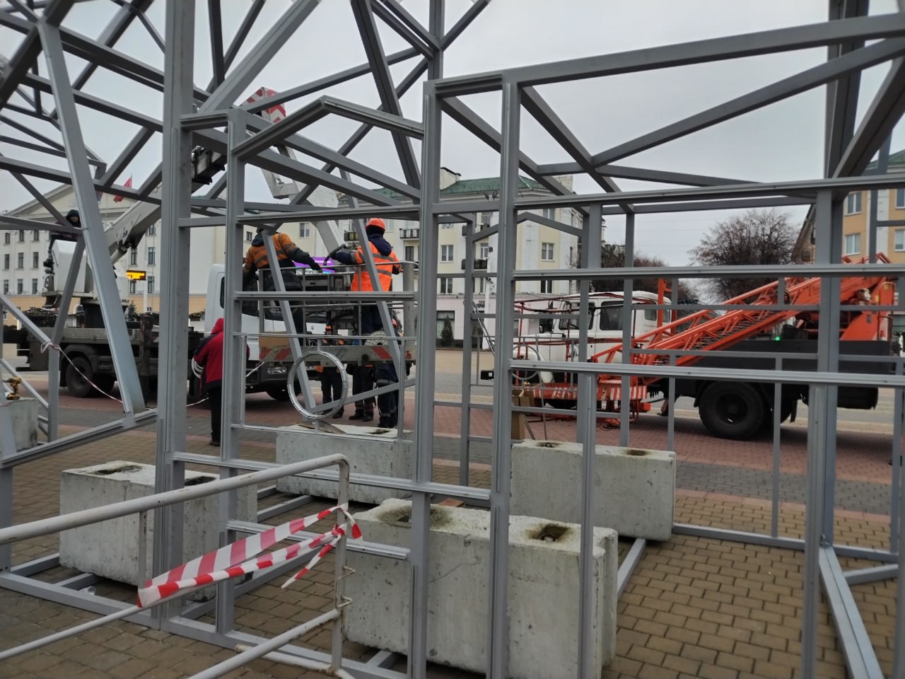 В Бресте на площади Ленина уже открыто катание на коньках.