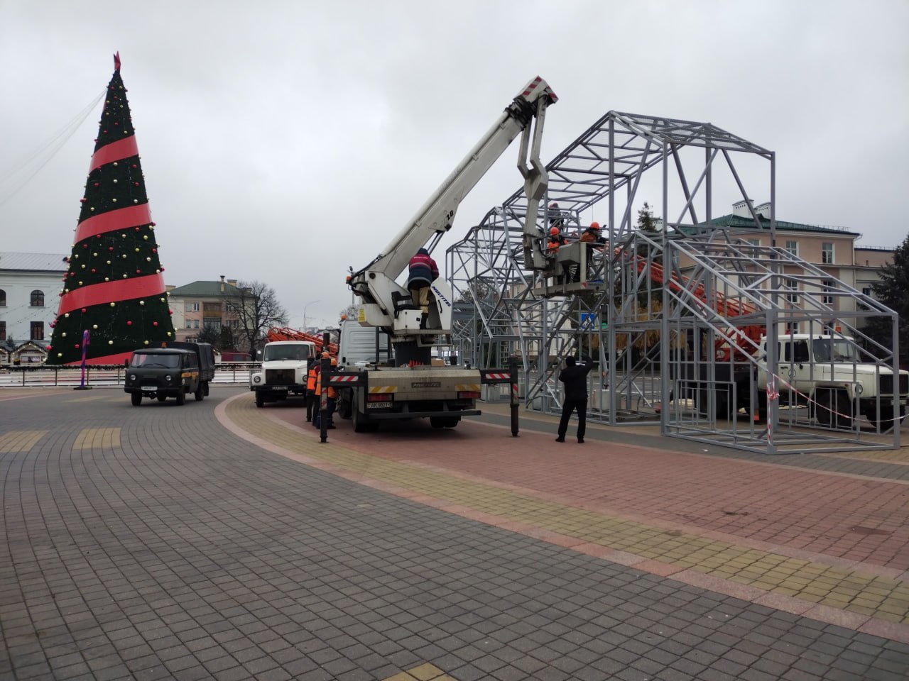 В Бресте на площади Ленина уже открыто катание на коньках.