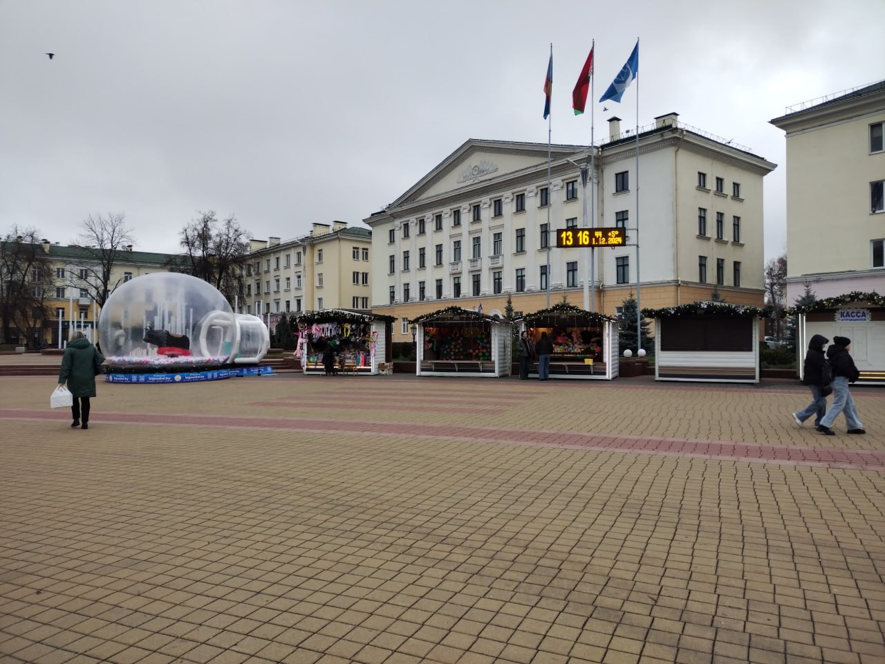 В Бресте на площади Ленина уже открыто катание на коньках.