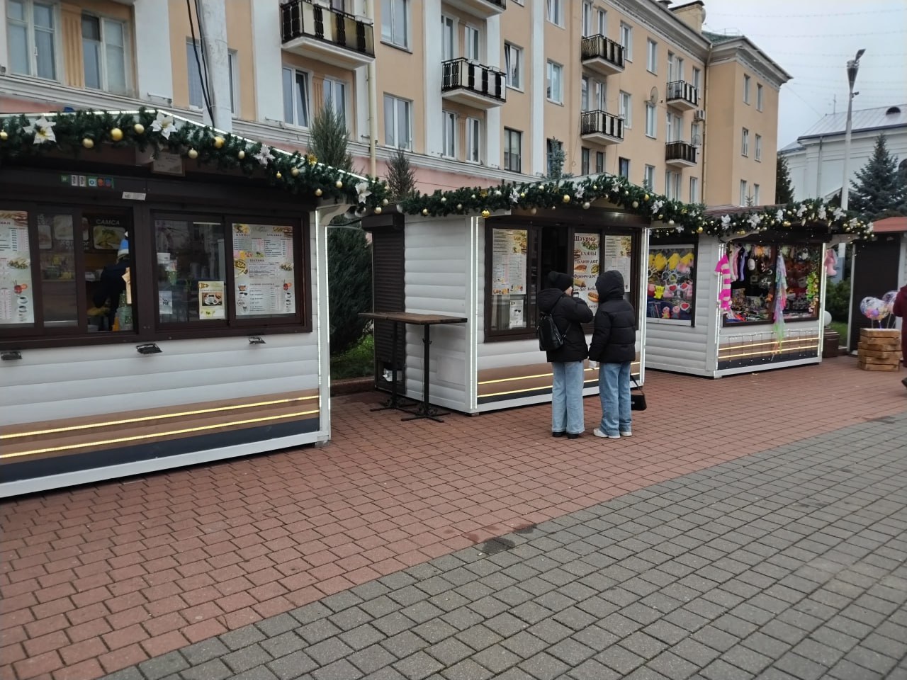 В Бресте на площади Ленина уже открыто катание на коньках.