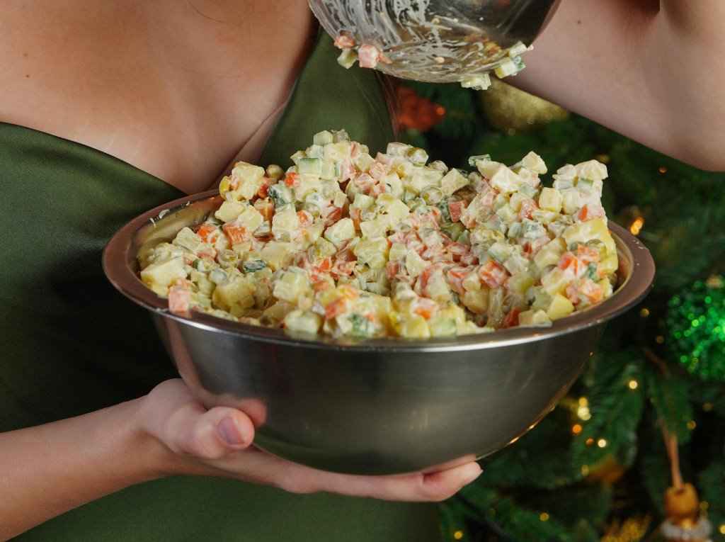 В 2023-м этот новогодний салат обошелся в 13 рублей 85 копеек. Что с ценой сейчас?