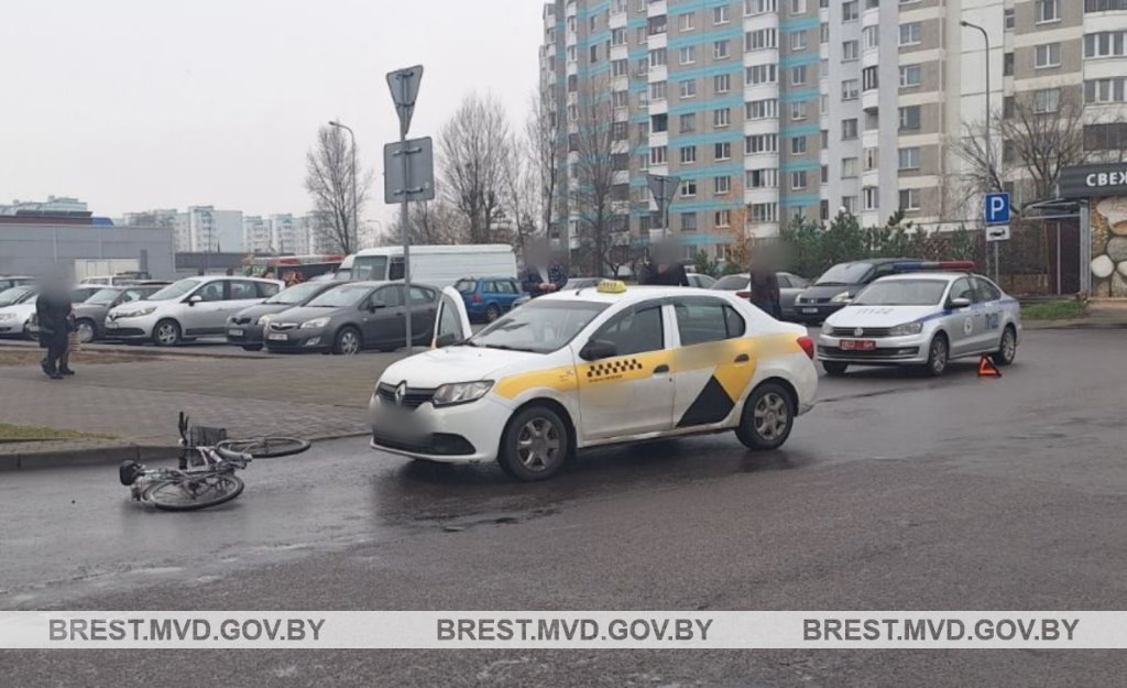 В Бресте водитель такси сбил 78-летнего велосипедиста