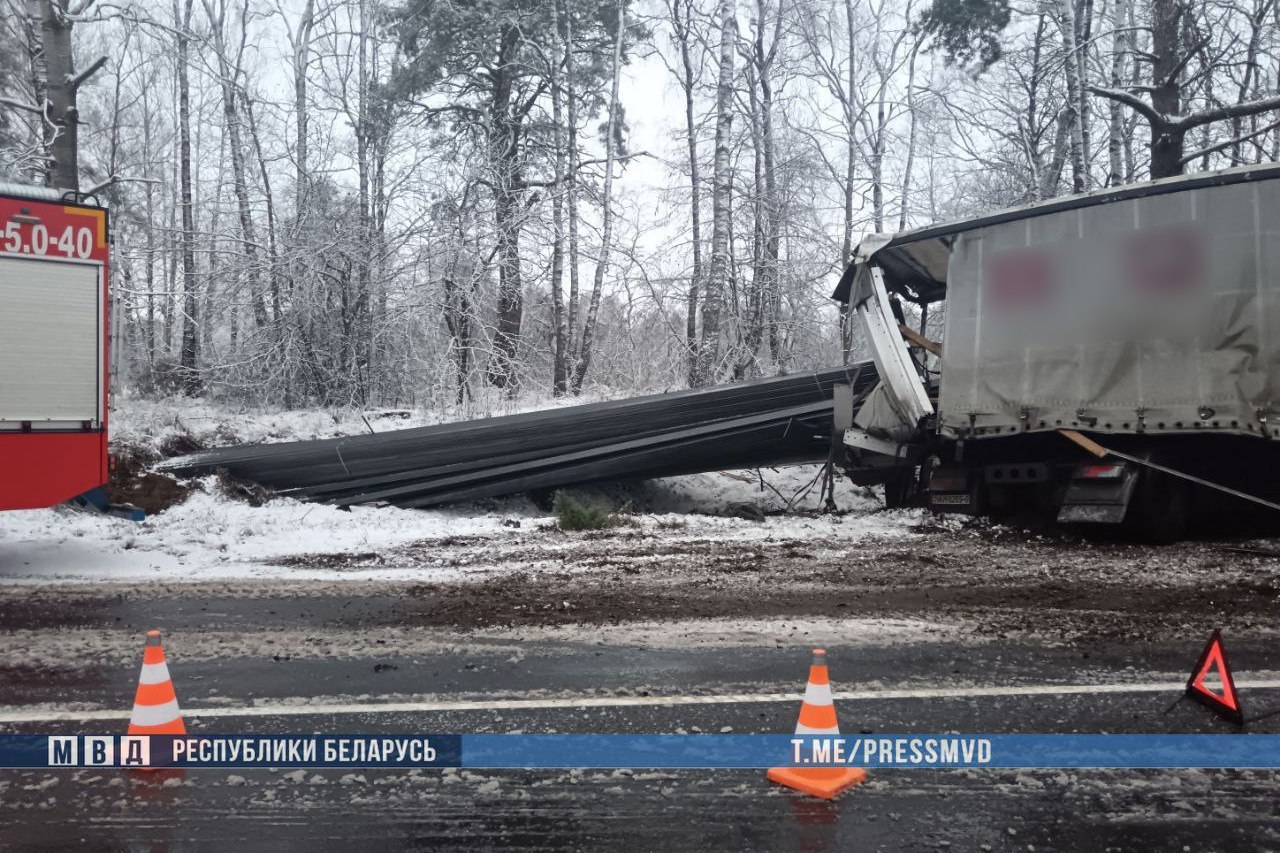 Жуткое ДТП на Могилевщине: легковушка врезалась в грузовик, погибли трое человек