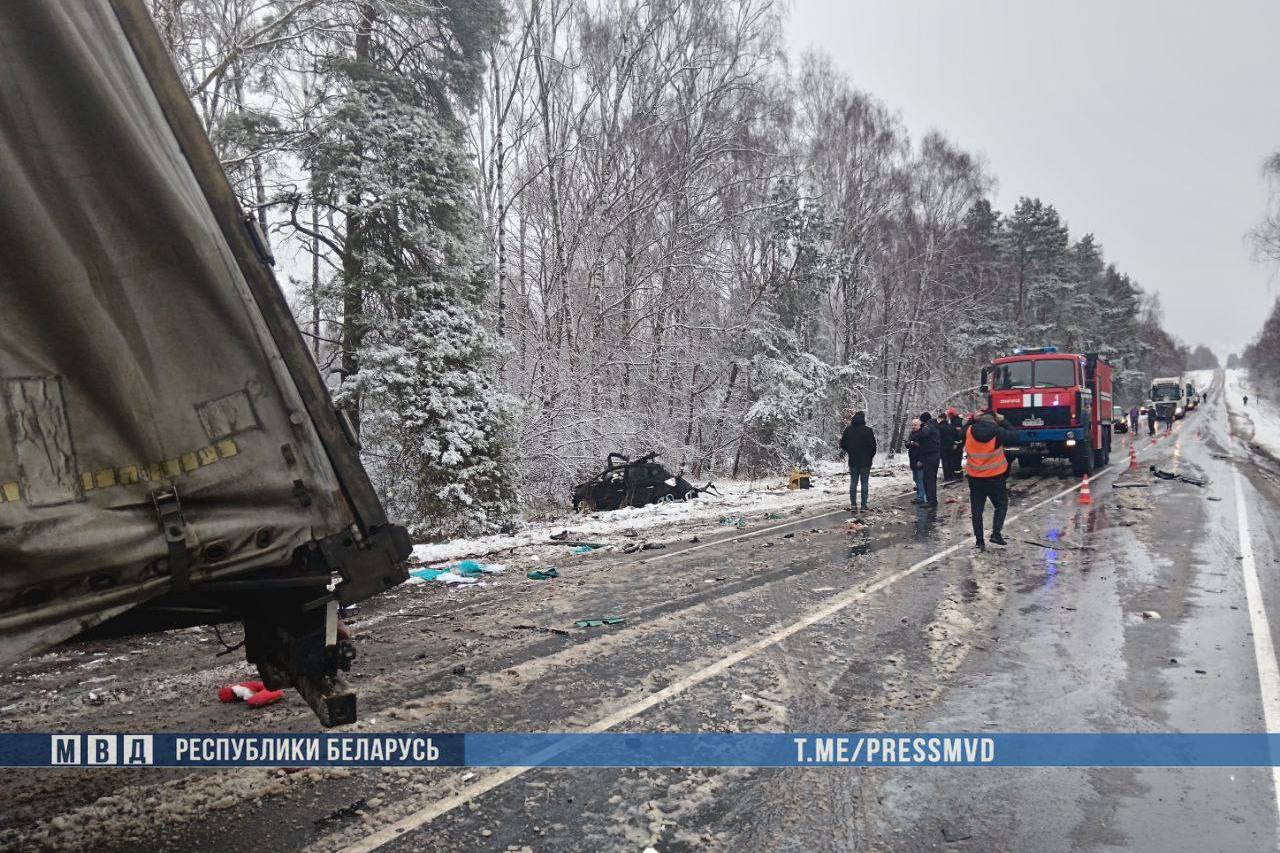 Жуткое ДТП на Могилевщине: легковушка врезалась в грузовик, погибли трое человек