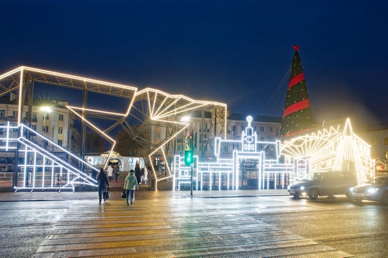 Главная площадь Бреста готовится к открытию новогодней ёлки