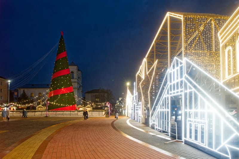 Главная площадь Бреста готовится к открытию новогодней ёлки