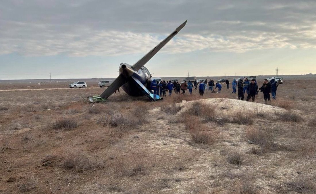 В Казахстане упал пассажирский самолет. На борту было 67 человек