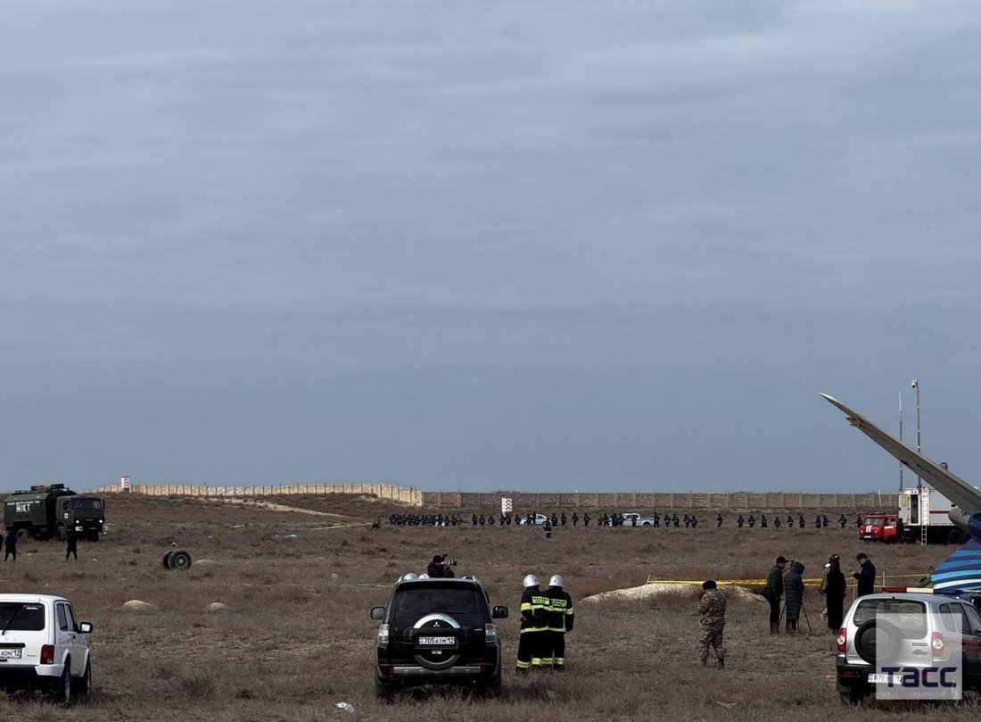 В Казахстане упал пассажирский самолет. На борту было 67 человек