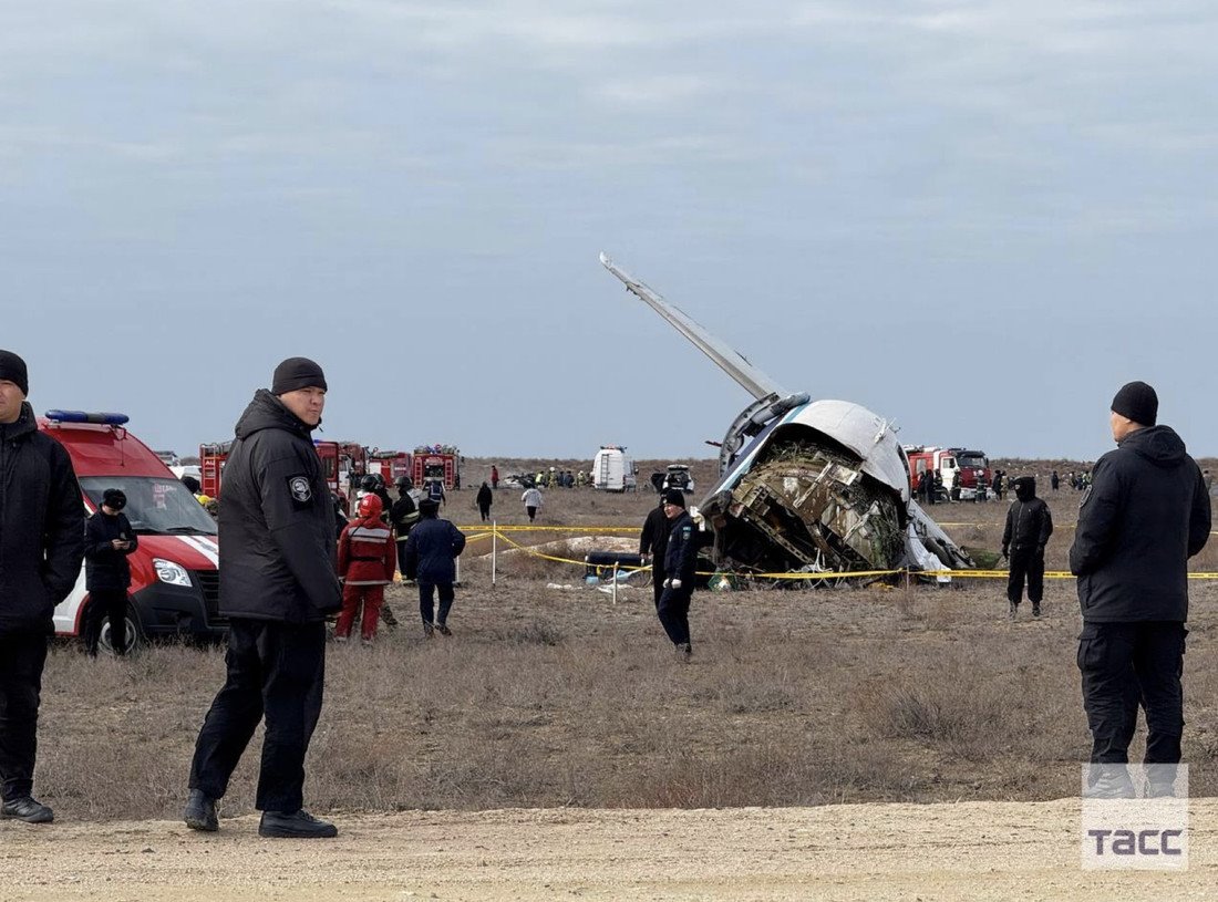В Казахстане упал пассажирский самолет. На борту было 67 человек
