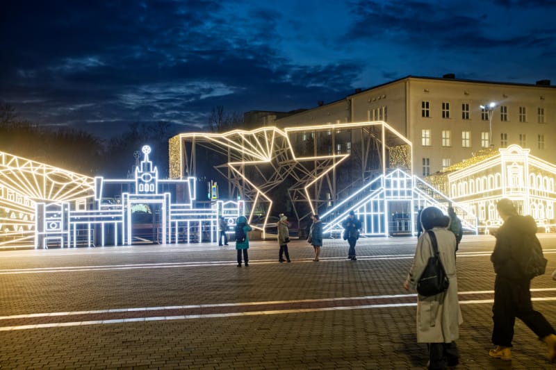 Главная площадь Бреста готовится к открытию новогодней ёлки