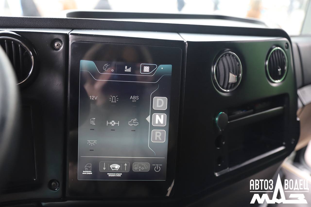 МАЗ показал свой новый электрический мусоровоз — видео