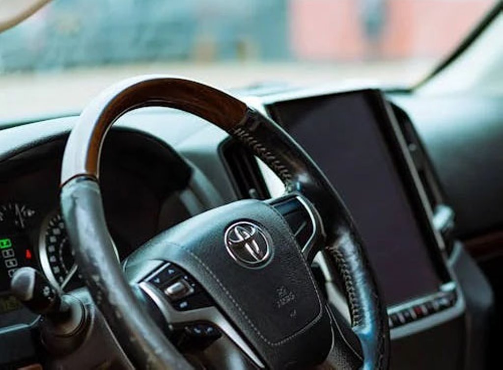 Дерево упало на Toyota: удалось ли владельцу получить компенсацию?