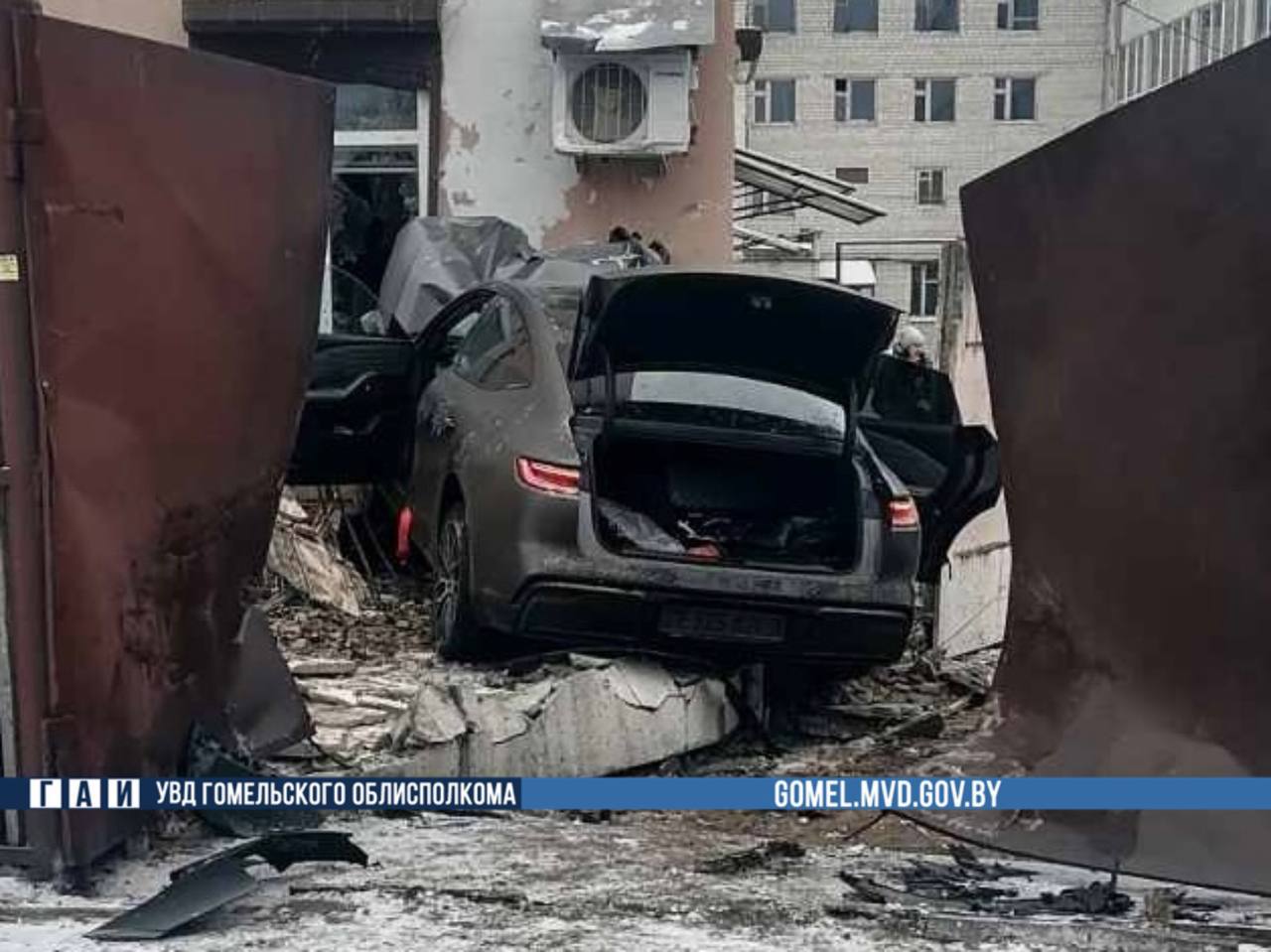 Белорус потерял сознание за рулем и влетел в стену дома